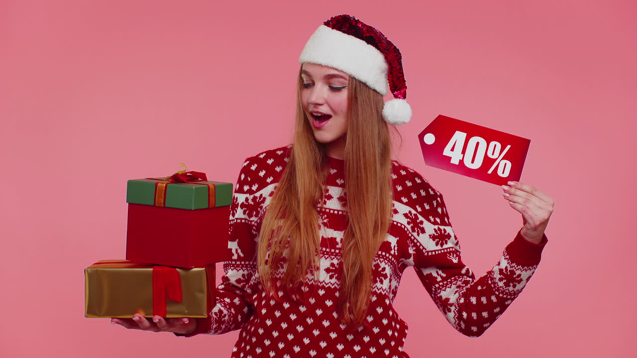 mujer con suéter de navidad mostrando caja de regalos y 40 por ciento de descuento inscripciones banner nota de texto