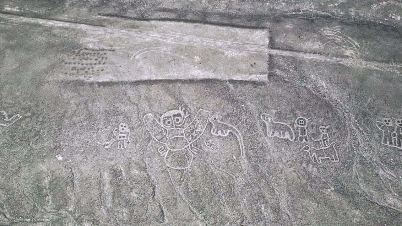 de arriba hacia abajo aérea por encima de criaturas humanoides geoglifos en el desierto de nazca, perú