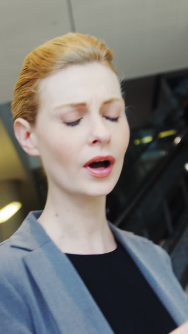 personas de negocios discutiendo a través de teléfonos inteligentes