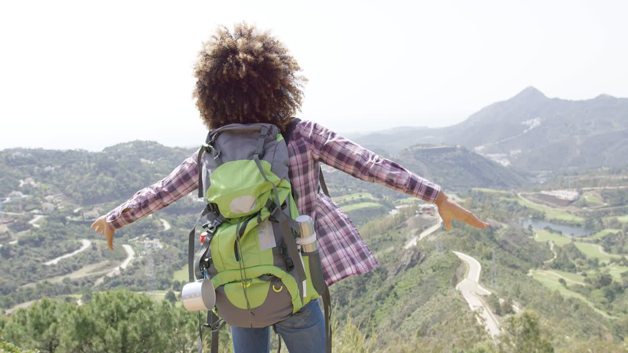 expresivo viajero feliz