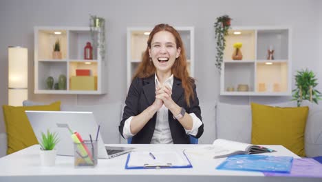 Mujer-Trabajadora-De-Oficina-En-Casa-Mirando-La-Cámara-Aplaudiendo-Y-Emocionándose.