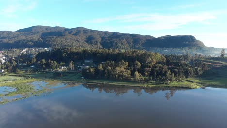 drone volando sobre el lago en nuwara eliya, sri lanka