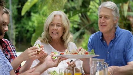 familia feliz comiendo juntos