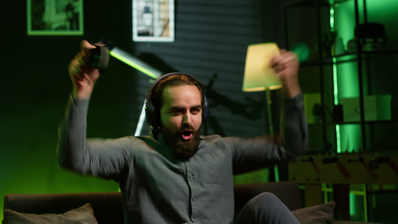 jugador alegre celebrando, mostrando emoción positiva después de derrotar a todos los enemigos