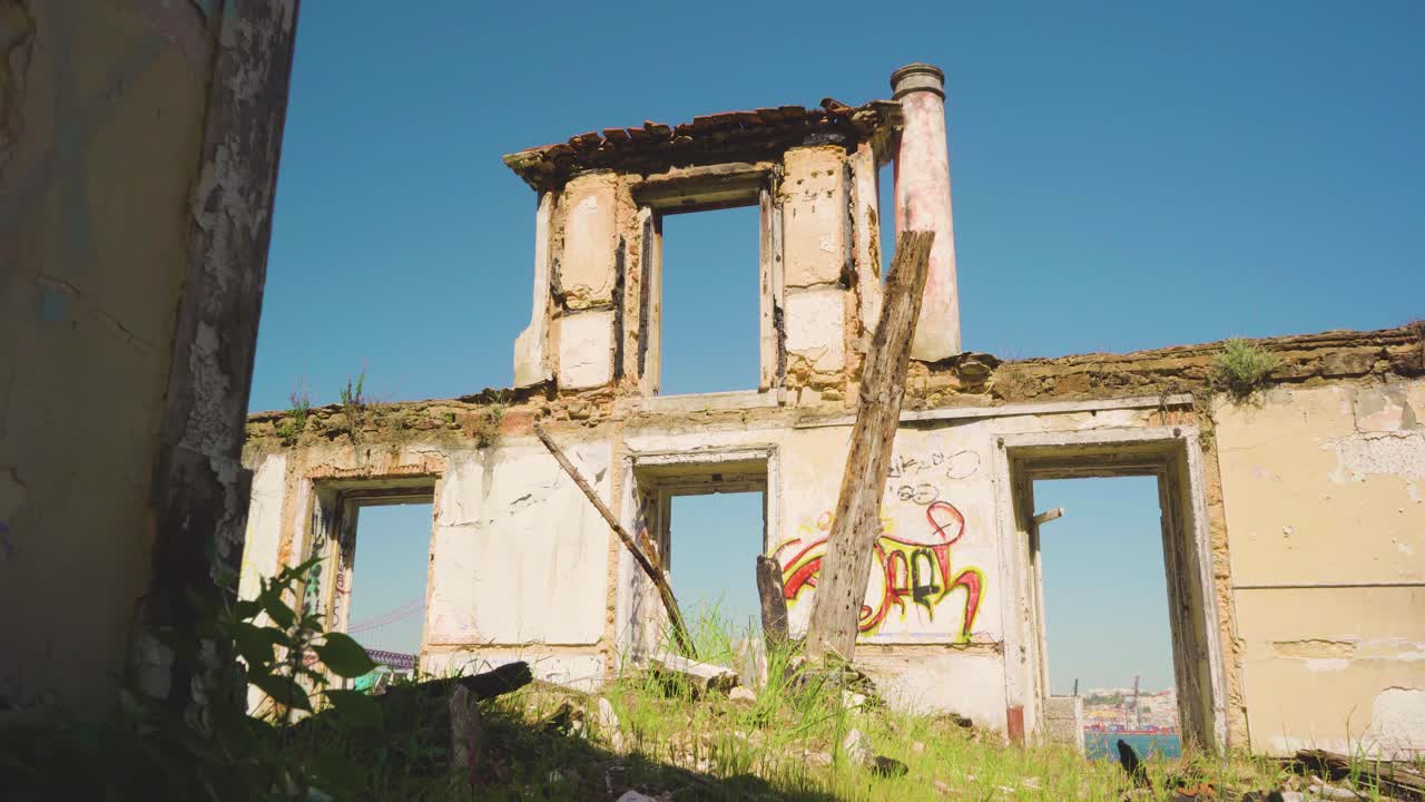 내부 전면 공장 버려진 벽은 푸른 하늘을 보여줍니다
