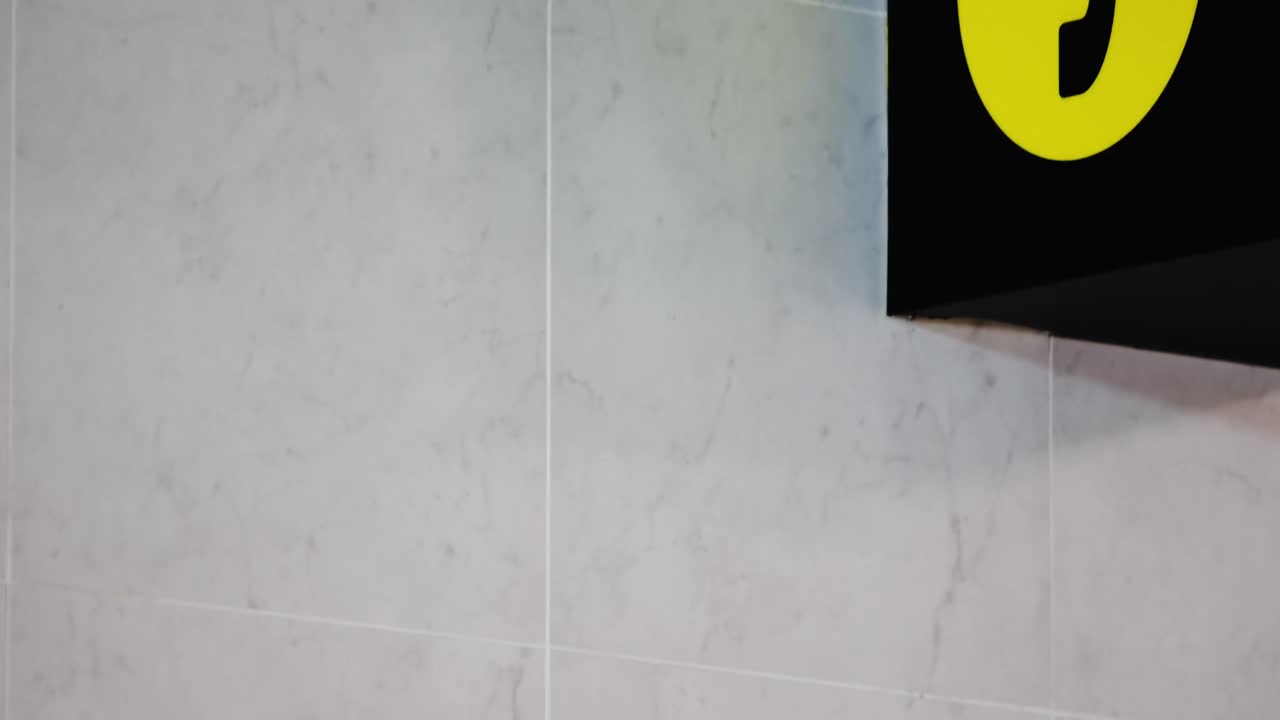 letrero telefónico en el aeropuerto