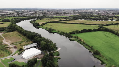 Vista-Aérea-Del-Río-Shannon-Con-La-Ciudad-De-Limerick-En-El-Horizonte,-República-De-Irlanda