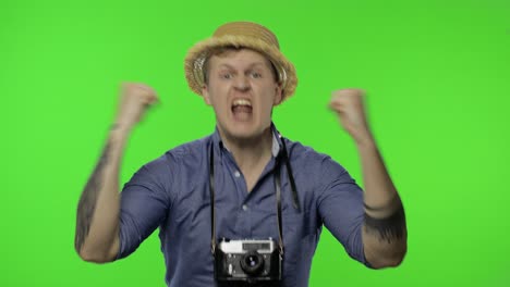 retrato de un joven fotógrafo turístico que parece descontento, enojado.