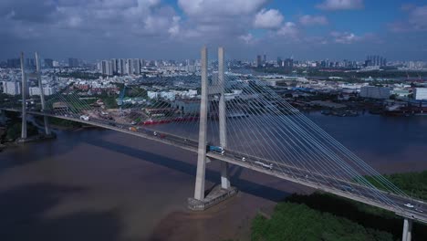 Luftaufnahme-Von-Phu-My-Bridge-über-Den-Saigon-River-Mit-Straßen--Und-Flusstransport-An-Einem-Sonnigen-Tag