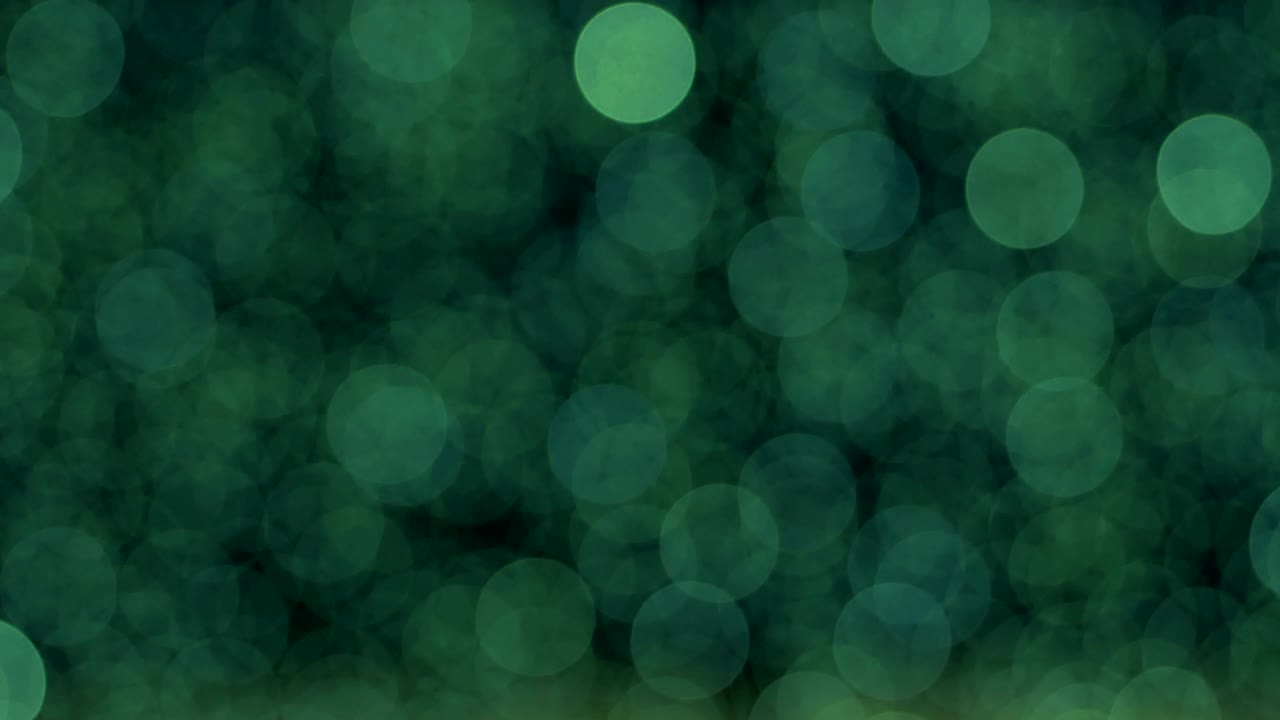 el fondo verde abstracto de la noche está desfocado con un bonito bokeh. luces de navidad borrosas bokeh. panorámica a través del borrón.