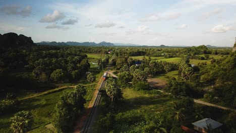 Tren-De-Pasajeros-Que-Viaja-A-Través-De-La-Pintoresca-Campiña-De-Camboya