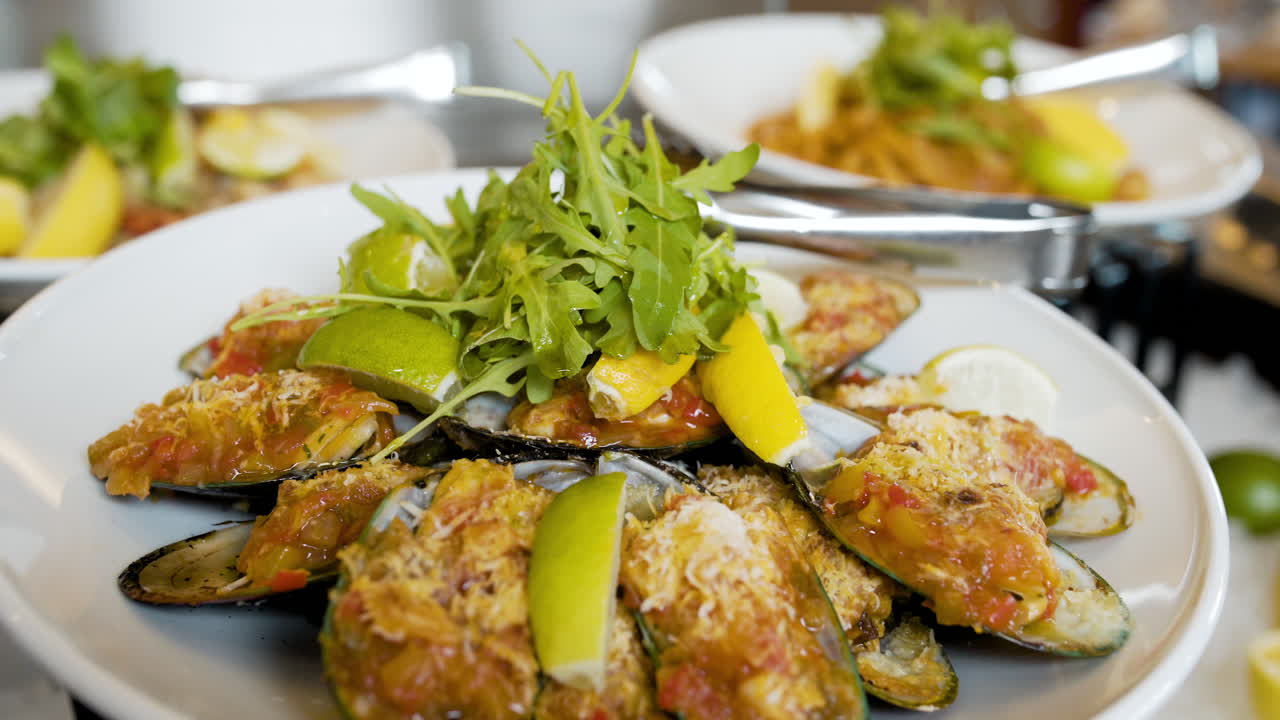 comida italiana varias ensaladas frescas y verduras en el plato