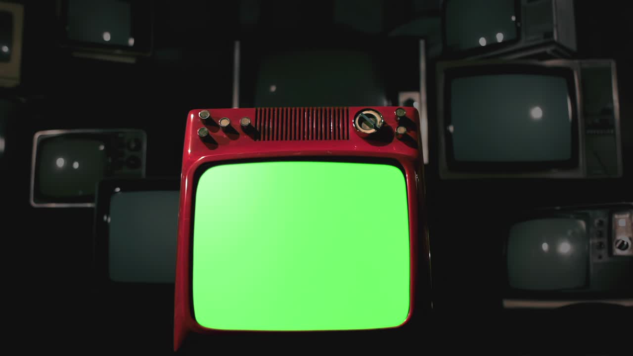 초록색 화면과 쳐진 레트로 텔레비전이 검은색 배경에서 나타나는 오래된 tv 세트. dolly out. 4k 해상도.