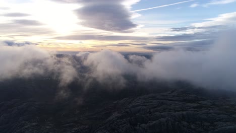 epische bergwolken bewegen sich in 4k