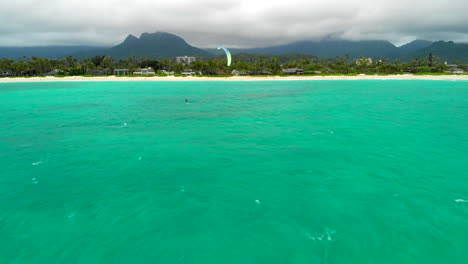 Antenne-Des-Drachenboarders-In-Der-Bucht-Von-Kailua