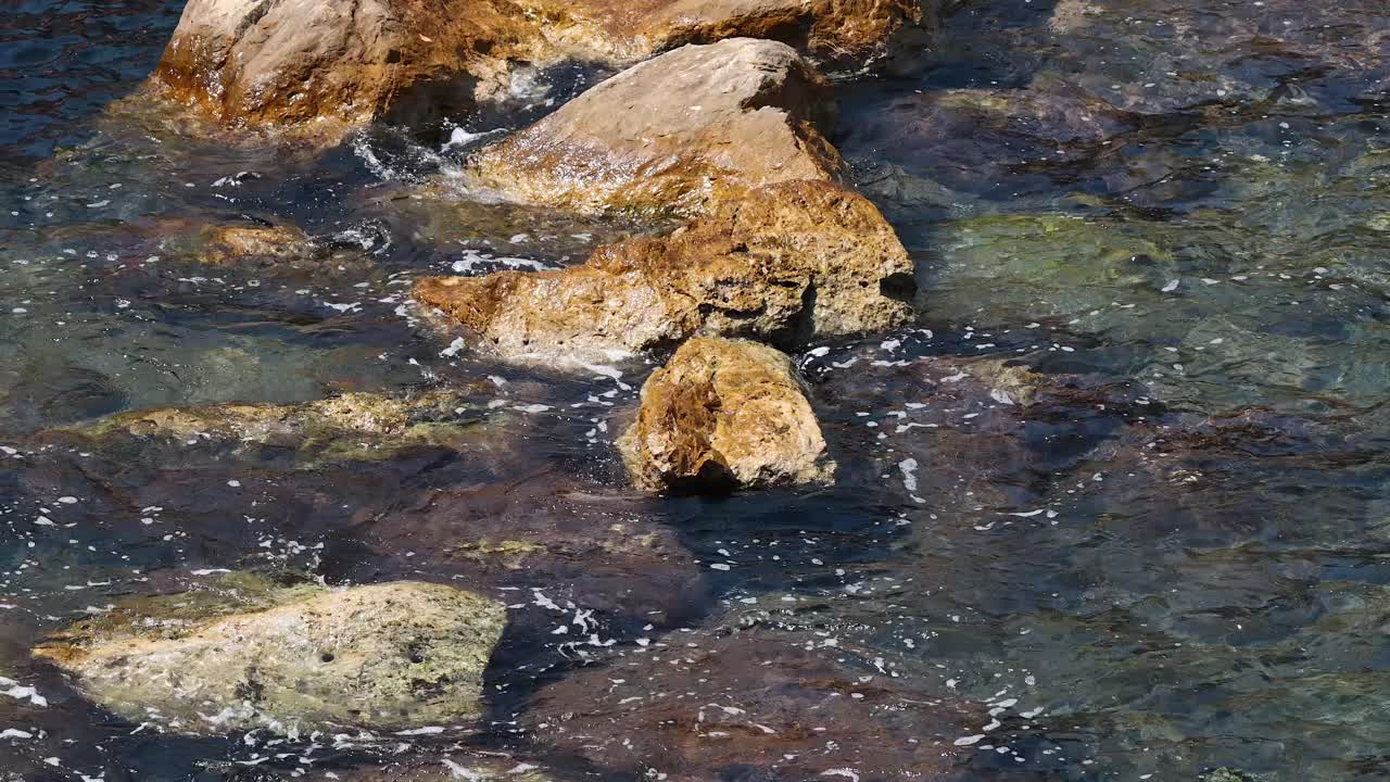 Onde dell'oceano che si infrangono contro le rocce a Sorrento, Italia