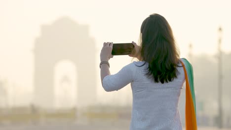 Indian-girl-shooting-videos-at-India-gate-in-an-Indian-ethnic-wear