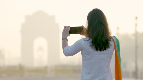 indian girl shooting videos at india gate in an indian ethnic wear