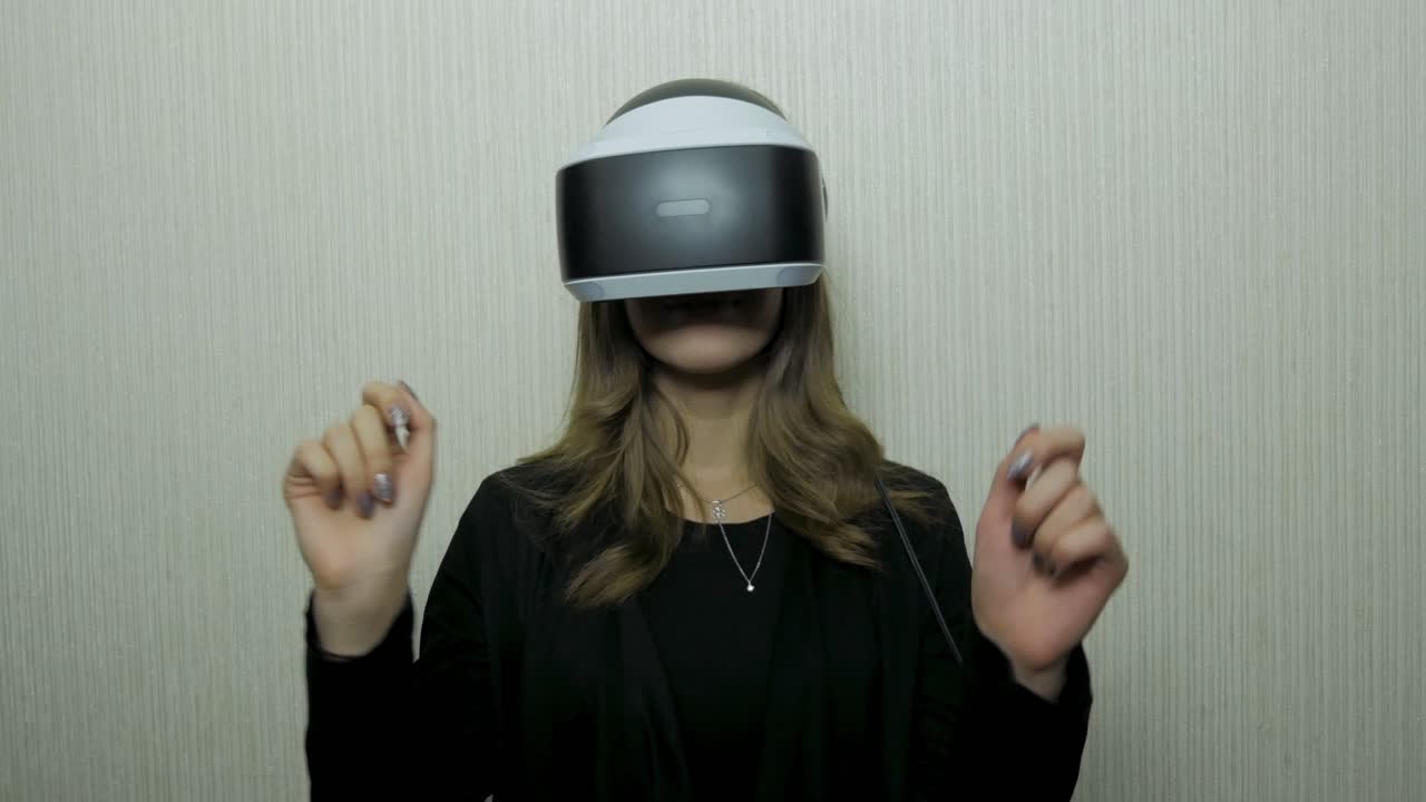 Mujer experimentando realidad virtual