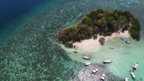 video de dron de 4k volando hacia atrás para revelar más de la playa de cyc, que es una parada turística popular en las excursiones en barco desde coron en palawan, filipinas