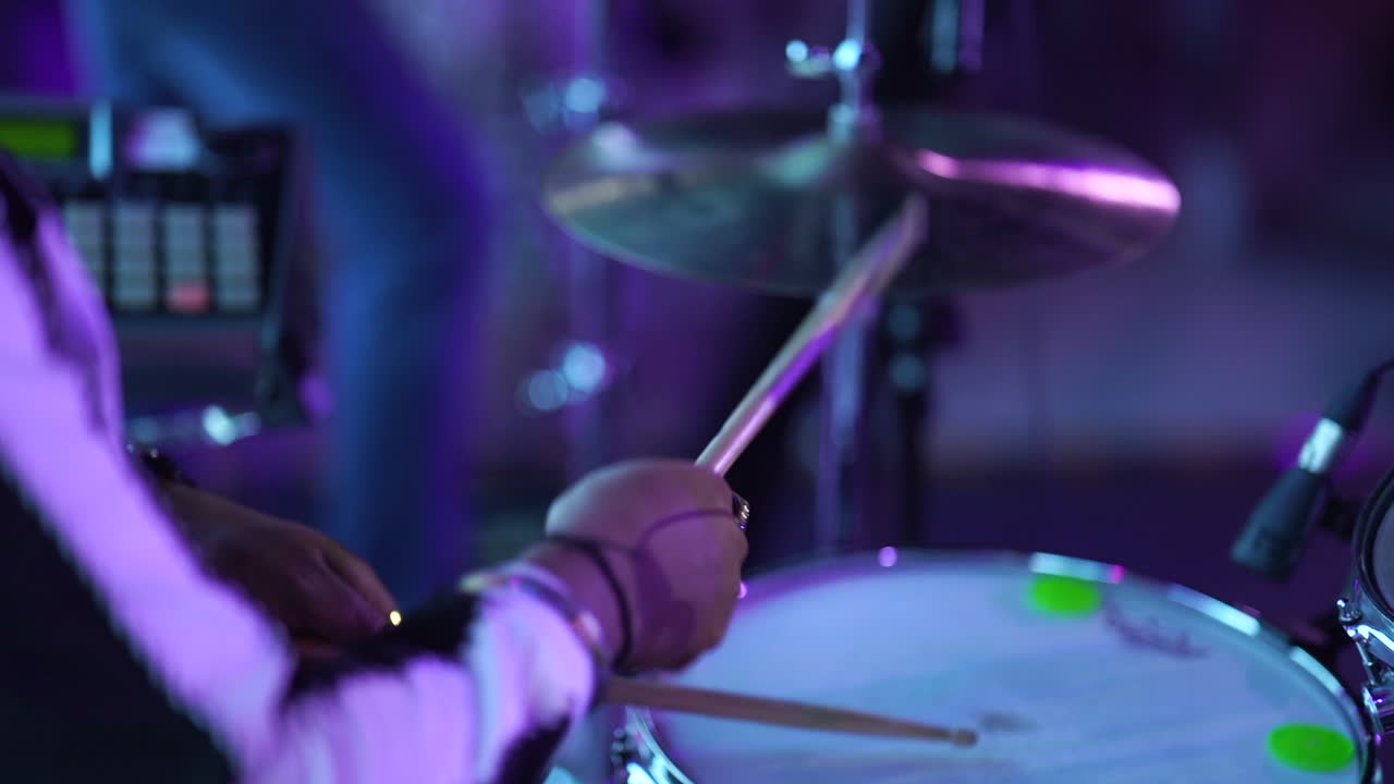 un hombre tocando la batería con la mejor música-1