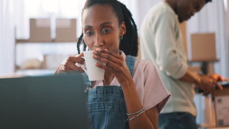 beber café, trabajo a distancia