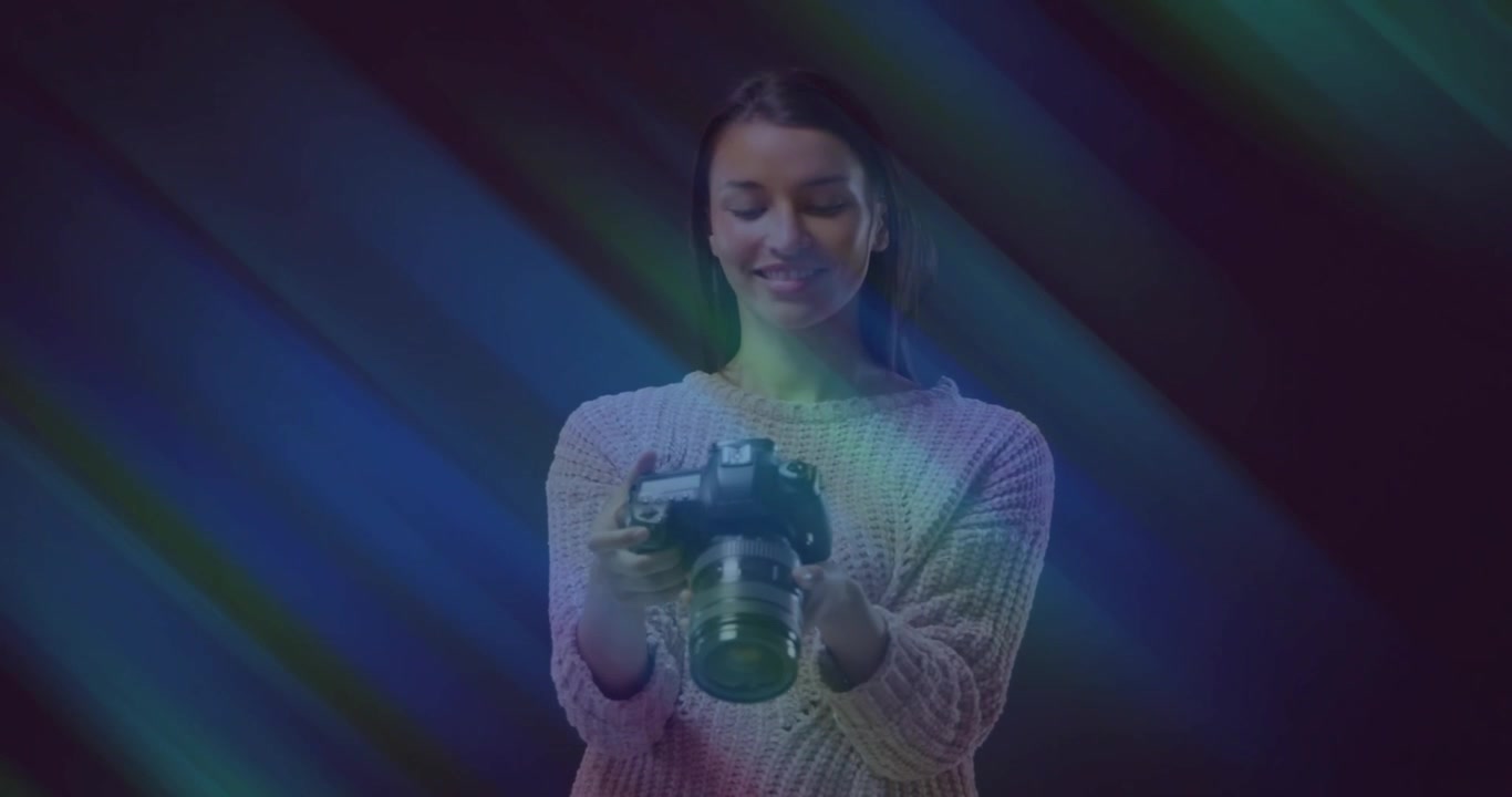 Fotografa in studio che porta la DSLR all'occhio e preme l'otturatore, poi rivede la composizione.