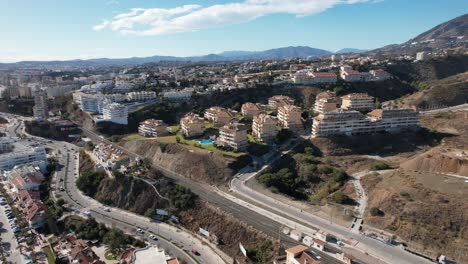 Resort-Drohne-Fuengirola-Autobahn-Blick-Auf-Den-Strand,-Costa-Del-Sol-Autobahn-Sommer