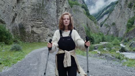 chica adolescente haciendo senderismo en el valle de la montaña