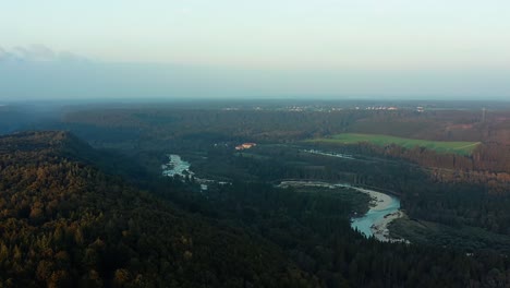 Schwenk-über-Eine-Ländliche-Landschaft-Mit-Der-Kurvigen-Isar-Neben-Schäftlarn-In-Bayern,-Deutschland