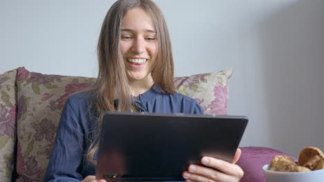 Mujer-Joven-Feliz-Y-Sonriente-Mientras-Usa-Una-Tableta,-Videollamada,-En-Cámara-Lenta