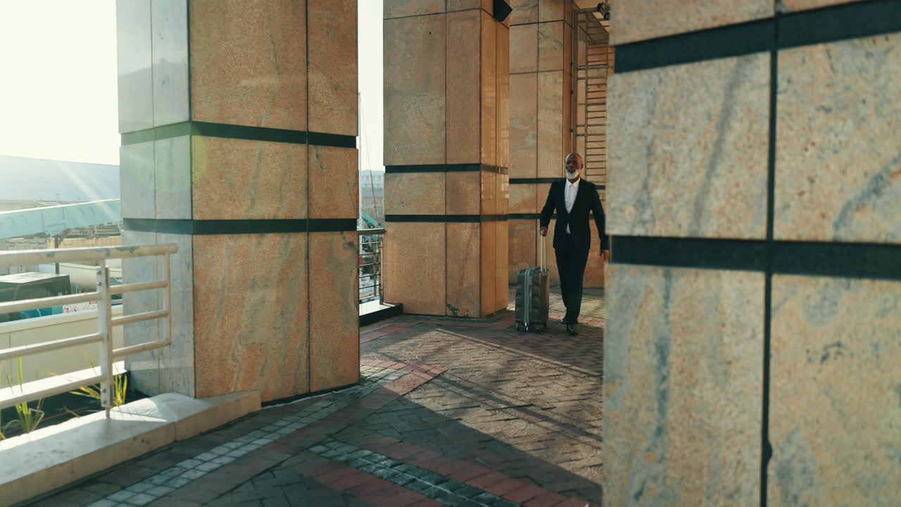 valigia, viaggio d'affari e uomo all'aeroporto