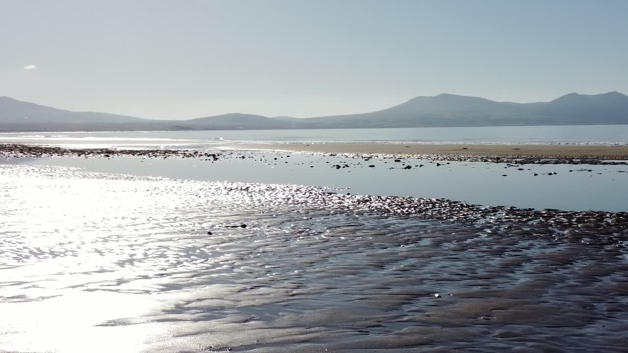 마법의 홀리헤드 모래 해변과 파란 바다 풍경의 원형  ⁇ , 높은 산이 배경