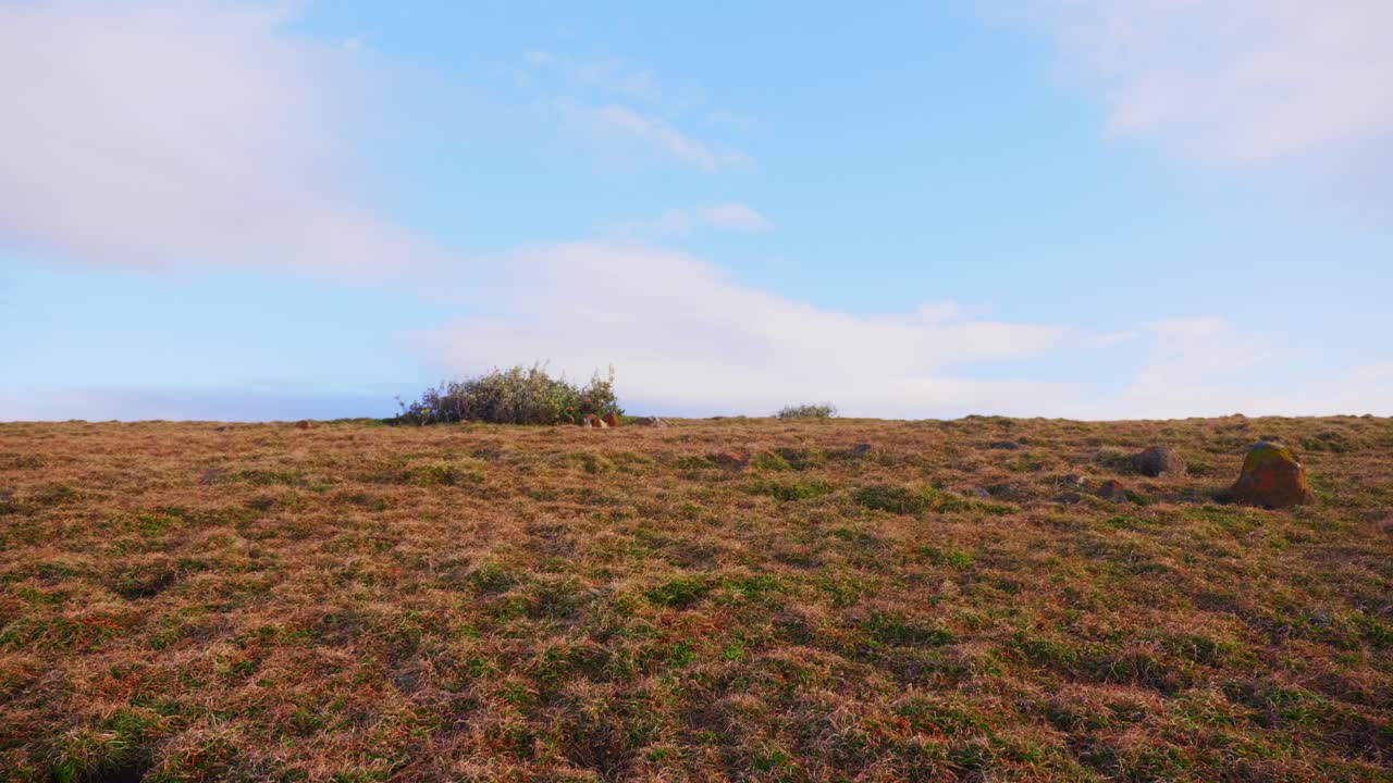 colinas costeras de montaña con cielo azul y nubes blancas arriba - cabeza de media luna - nsw, australia