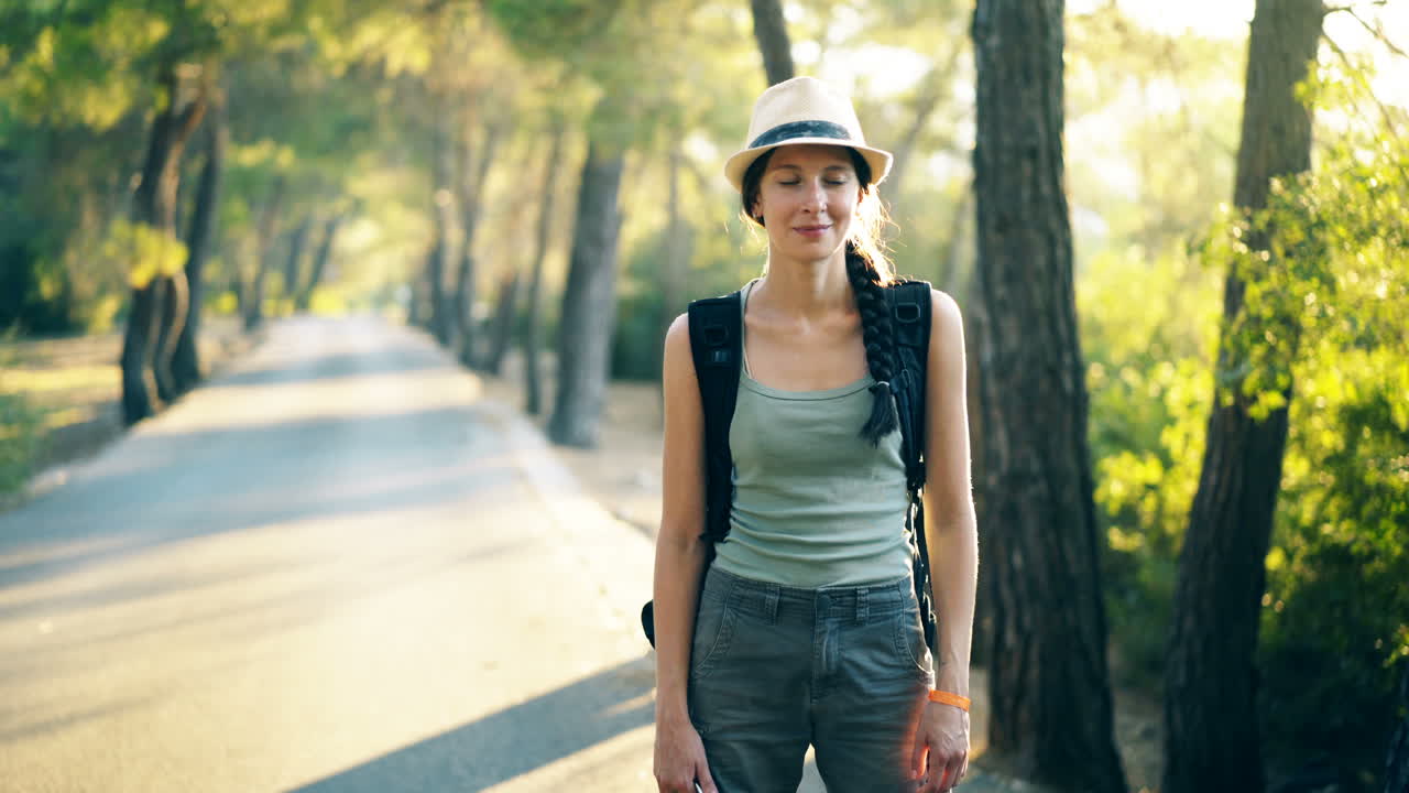 Donna in escursione su un sentiero nel bosco
