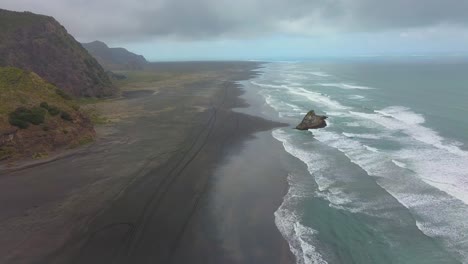 vista aérea de la playa de karekare en nueva zelanda en un día tormentoso