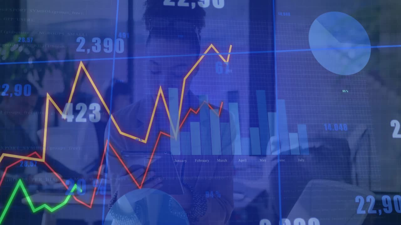 Professionista che mostra grafici finanziari su un tablet in ufficio, mentre i colleghi esaminano i dati