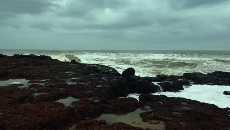 Gran-Ola-De-Mar-Chapoteando-Sobre-Una-Roca