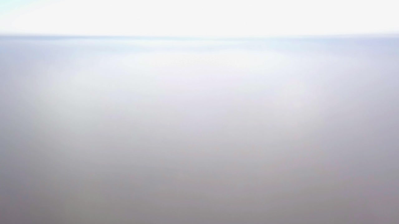 구름층을 통해 위로 이동하는 높은 고도 공중 샷