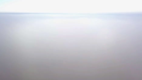 toma aérea a gran altura que sube a través de la capa de nubes