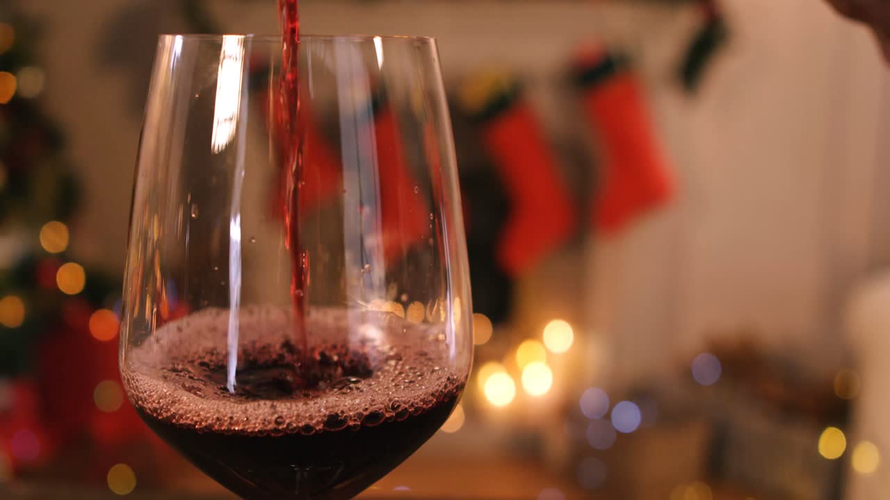 Vinho tinto derramando em copo
