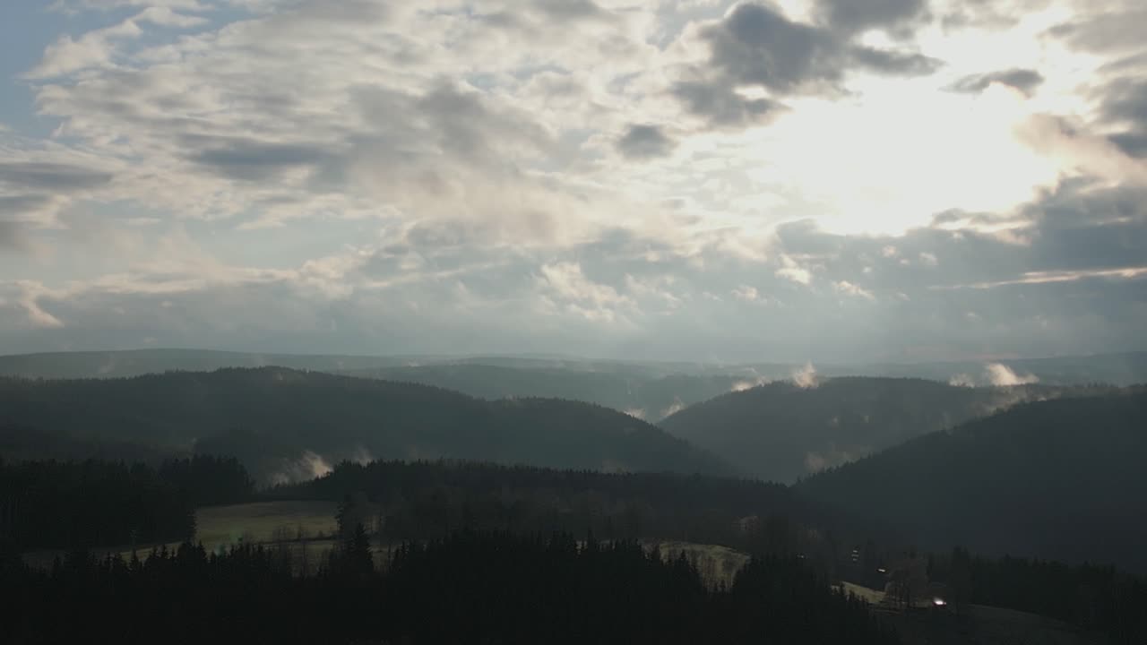 산악 지형에서 숲에서 증기가 증발하여 신비한 분위기를 만니다.