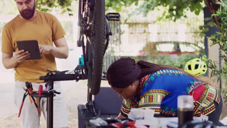 reparación de bicicletas con tableta de teléfono