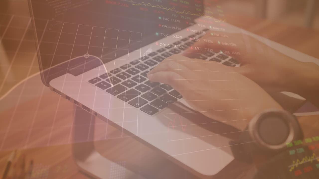 animación del procesamiento de datos sobre una mujer biracial usando una computadora portátil