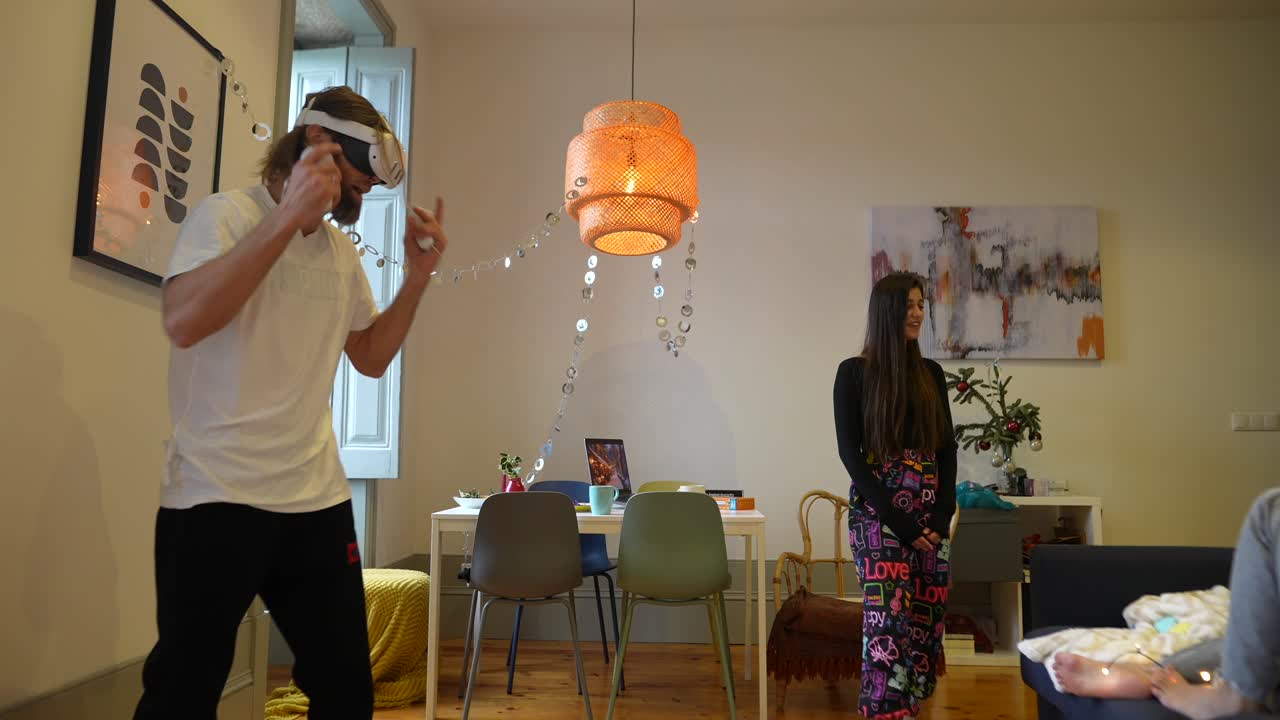 가정에서 가상 현실을 경험하는 부부