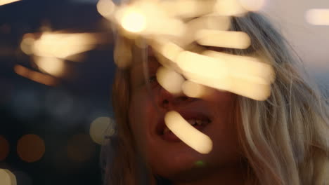 retrato de una mujer feliz jugando con bengalas celebrando la víspera de año nuevo disfrutando de la celebración del día de la independencia al atardecer