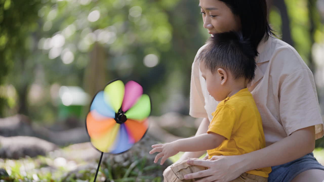여자와 어린 아이가 소풍을 가다