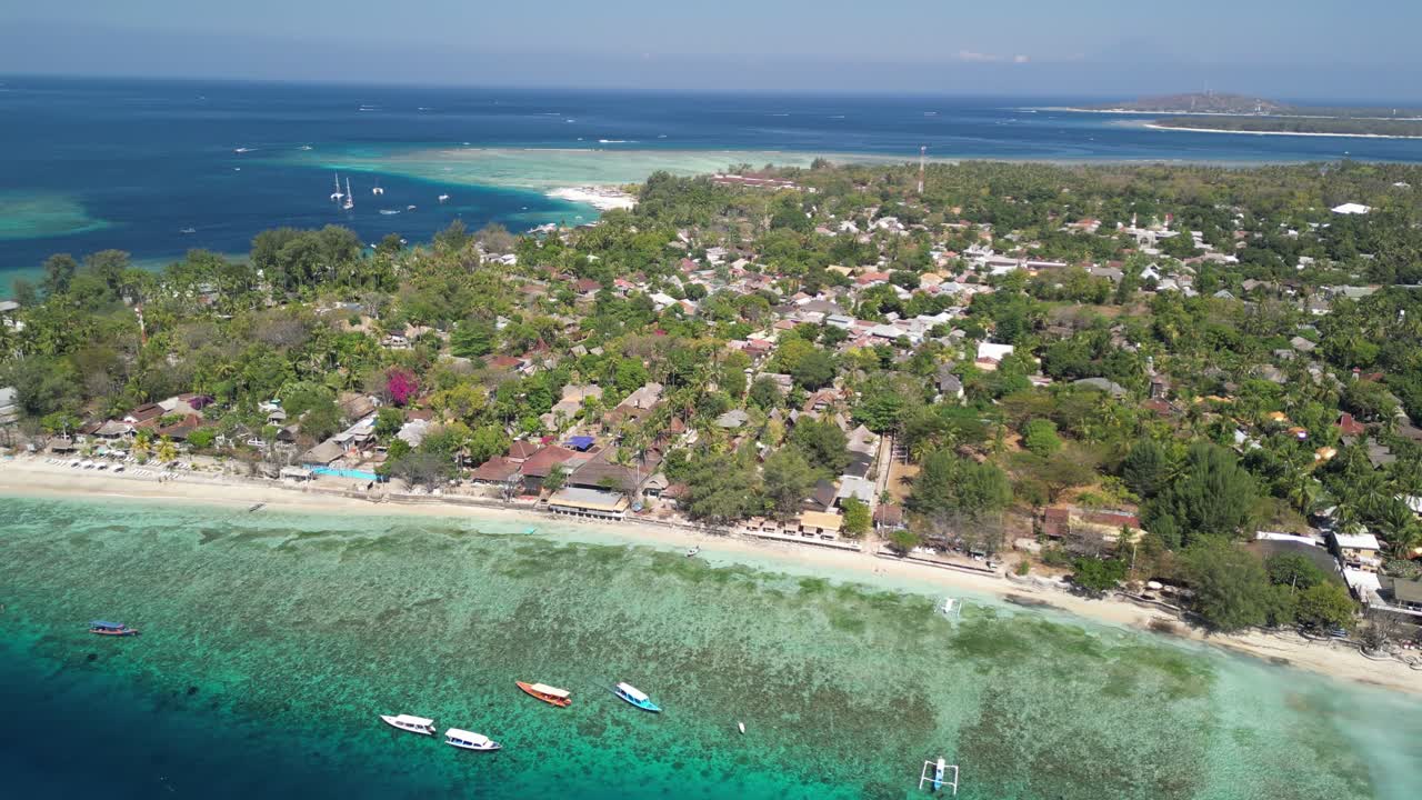 인도네시아 의 기리 에어 섬 에 있는 기리 에어 비치 사우스 는 진정한 열대 낙원 이며, 평화로운 섬 생활 의 본질 을 포착 한다