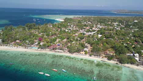 Vista-Aérea-Sobre-La-Playa-Sur-De-Gili-Air,-Ubicada-En-La-Idílica-Isla-De-Gili-Air-En-Indonesia,-Es-Un-Verdadero-Paraíso-Tropical-Que-Captura-La-Esencia-De-La-Serena-Vida-Isleña.