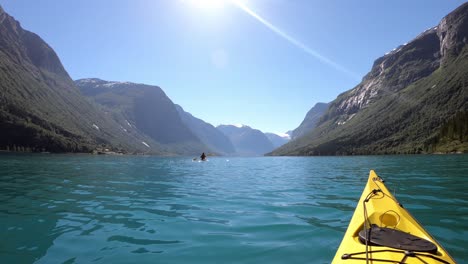 kayak de fin de semana en loen nordfjord tour turístico para parejas enamoradas - captura gopro desde kayak